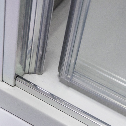 Magnetické těsnění mezi dveřmi a profilem